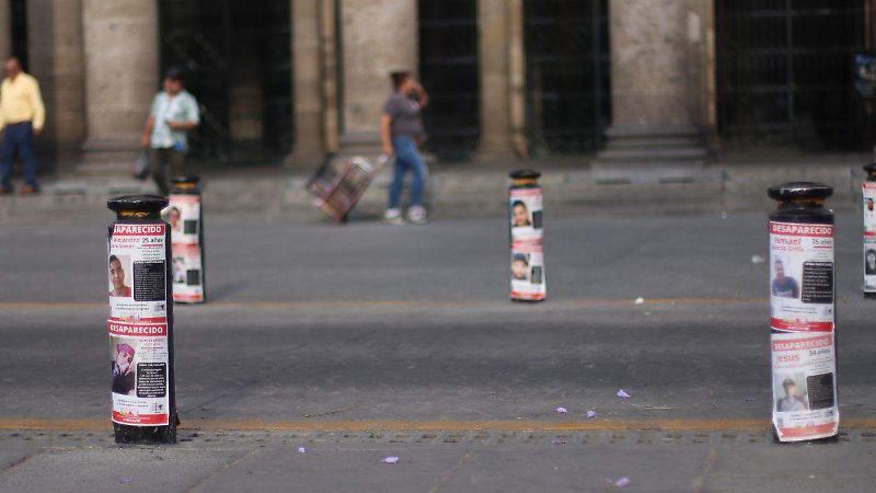 Guadalajara, Jalisco. en la Plaza de Armas, en el centro de Guadalajara hay decenas de fichas de busqueda